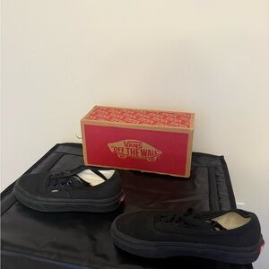 Vans Classic Authentic Low-Top Sneakers in Black girls size 4.5